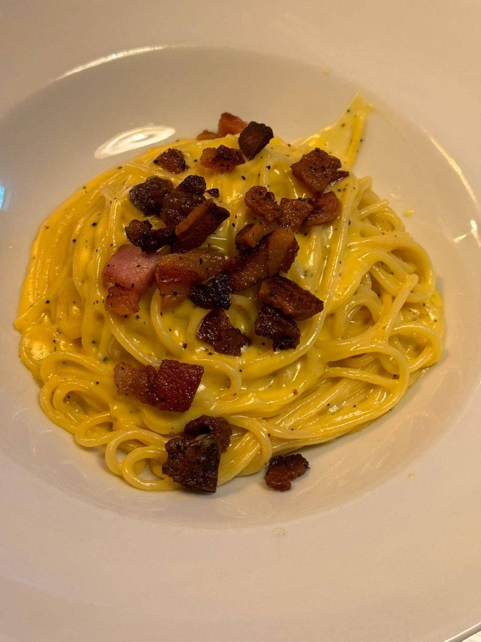 Spaghetti alla carbonara with crisp bacon