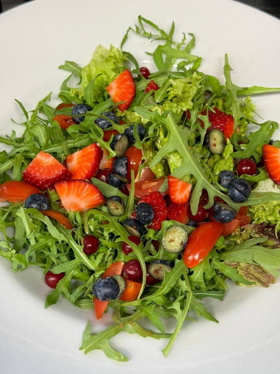 Mixed salad with berries