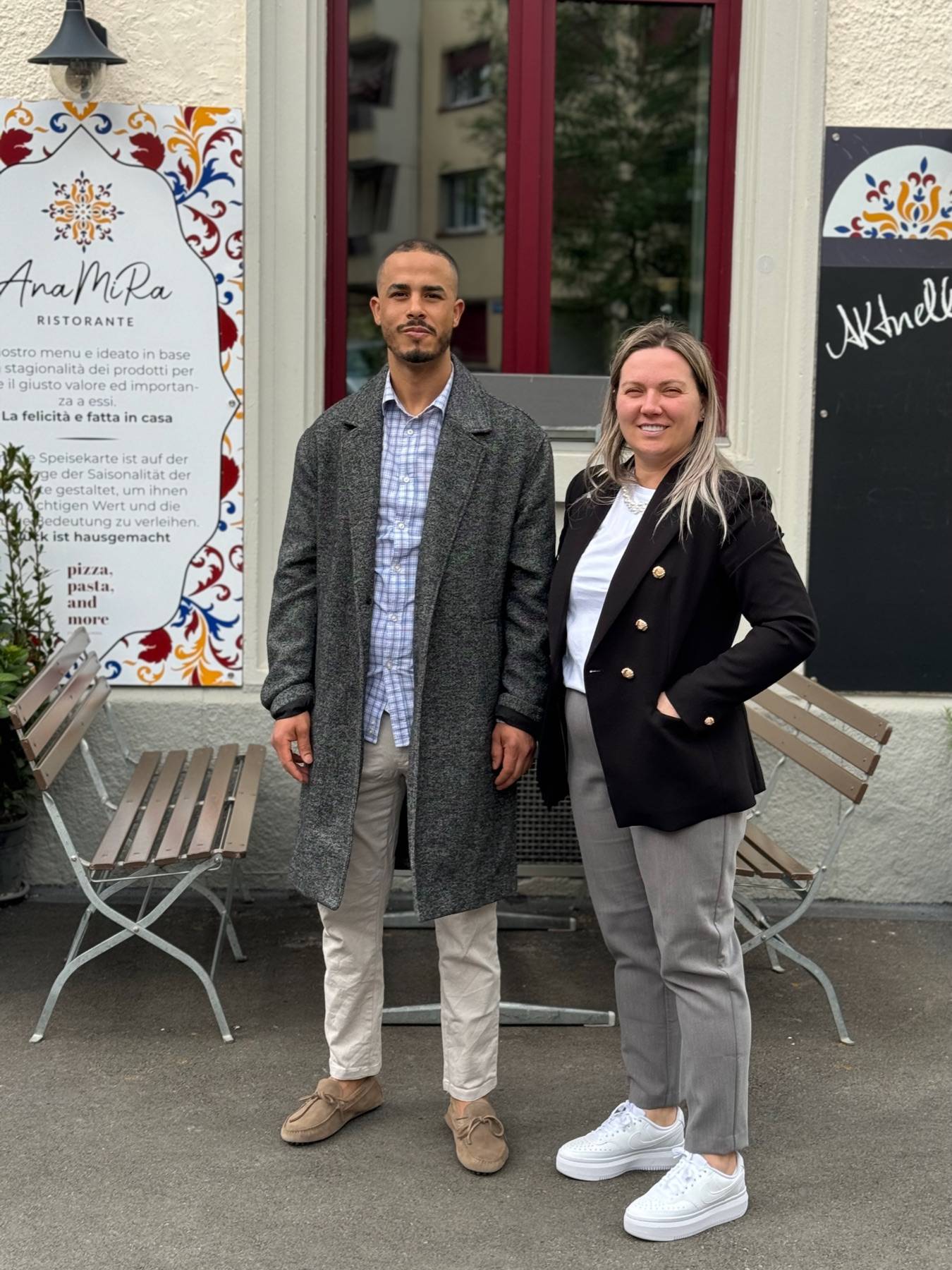 Milud und Anamaria vor dem Eingang von AnaMiRa an der Üetlibergstrasse
