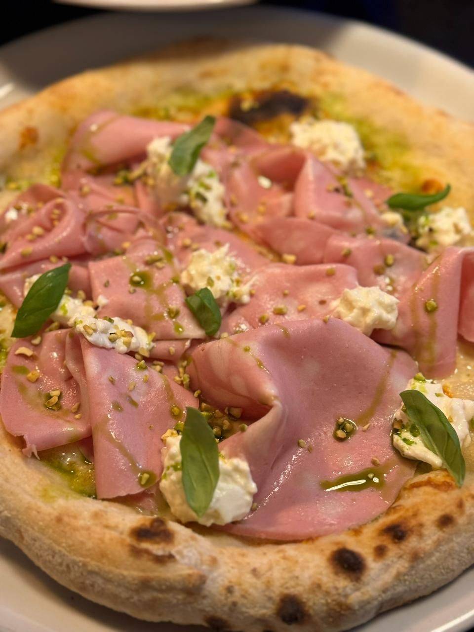Pizza mit Mortadella, Pistazien und Basilikum