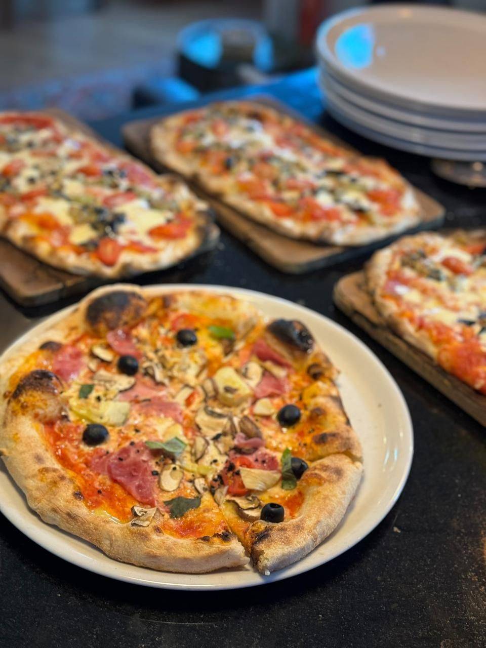 Pizzen aus dem Pizzaofen der Gastroküche, die mitvermietet wird