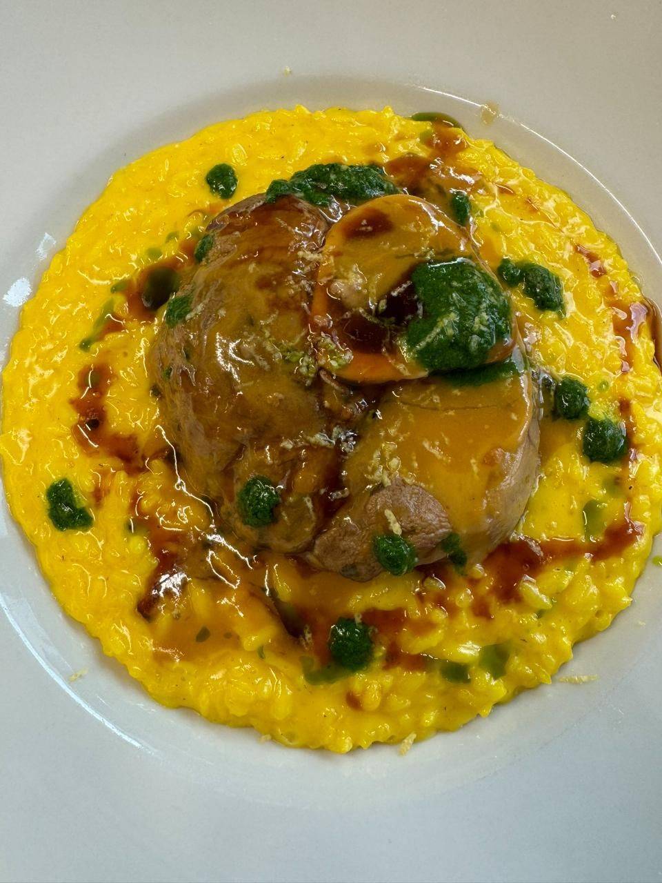 Ossobuco su risotto allo zafferano