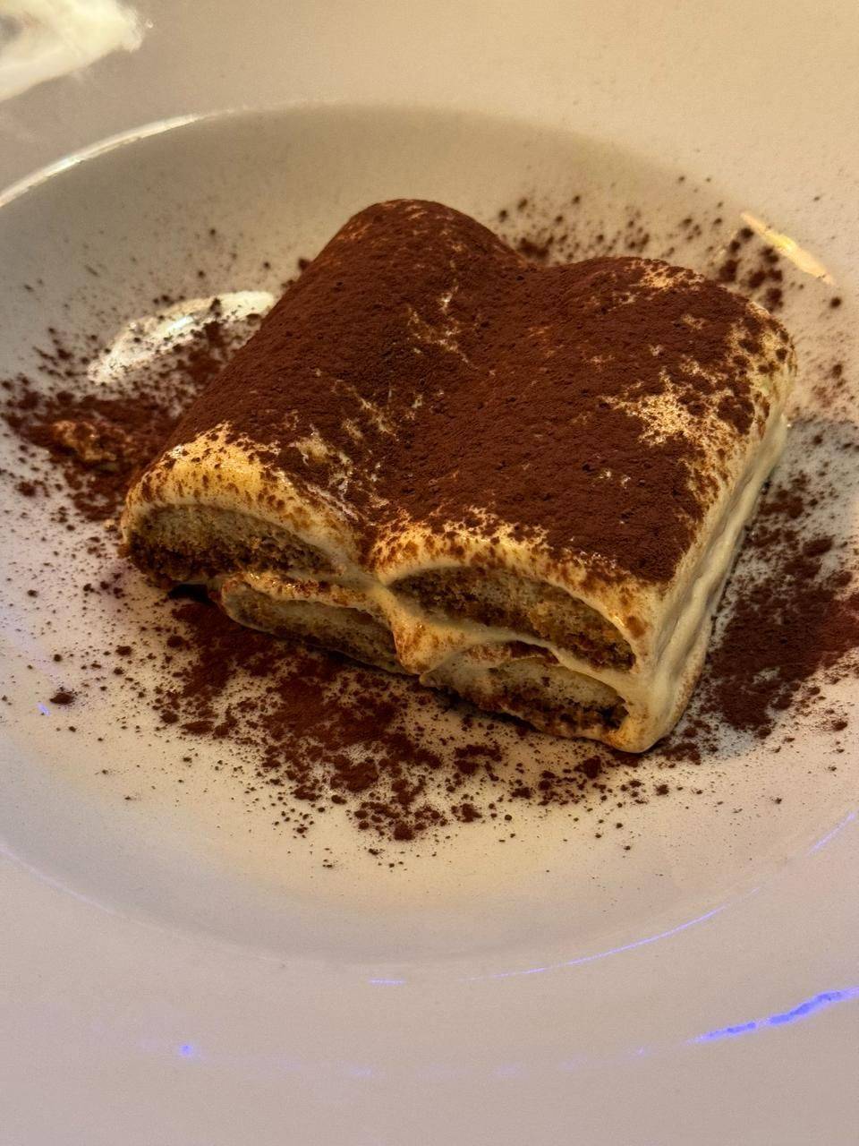 Tiramisù mit Kakao bestäubt