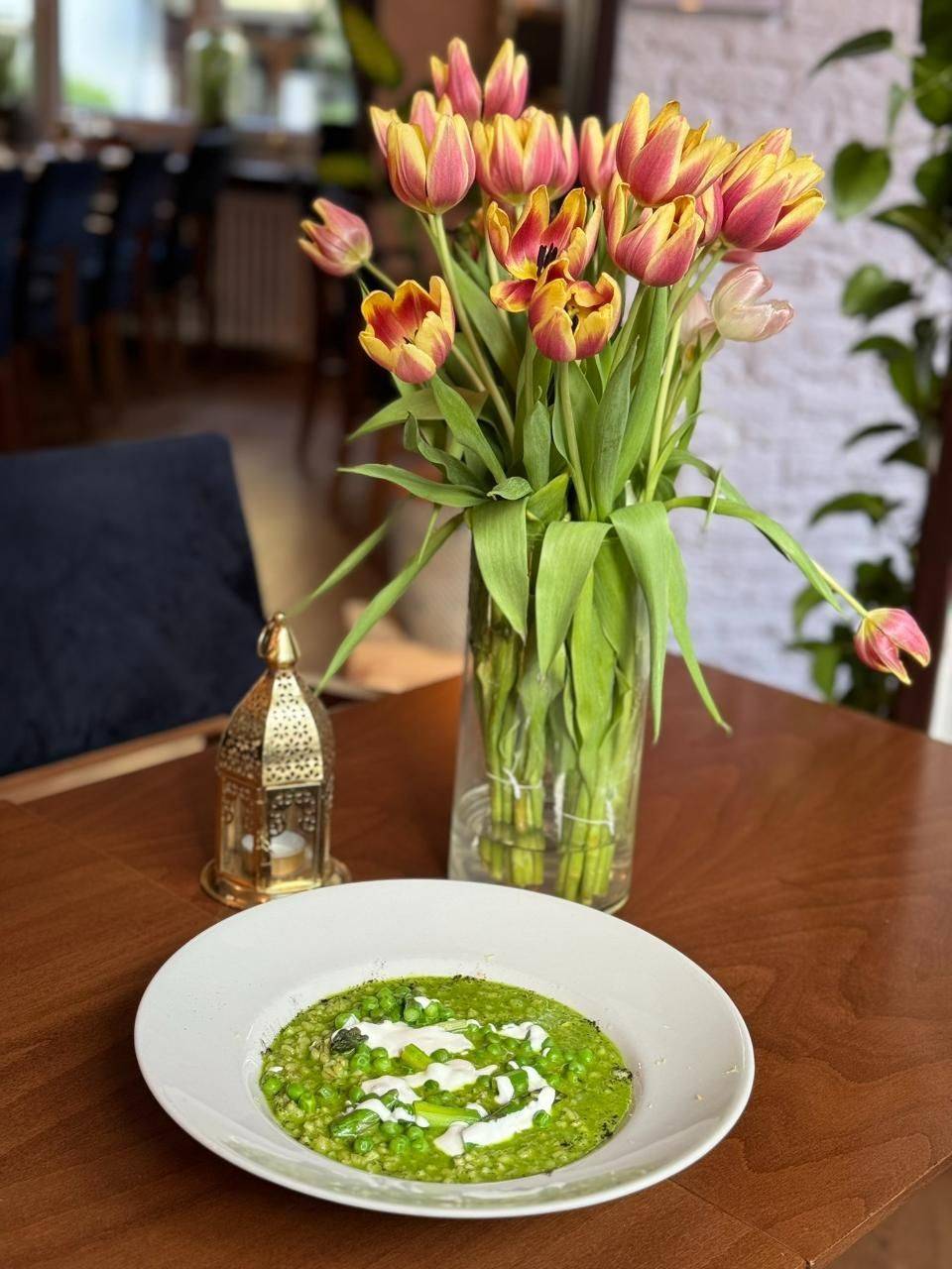 Tulpen und eine Vorspeise auf dem Tisch